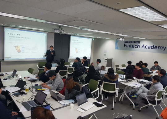 중소기업 맞춤형 오피스웨어 '캐시맵'(CASHMAP)을 서비스 중인 코코아의 이근영 대표가 지난 23일 서울 송파구 한국인터넷진흥원(KISA) 서울사무소에서 열린 핀테크 아카데미에서 '핀테크 산업 현황과 방향'에 대해 강연했다. 코코아 제공